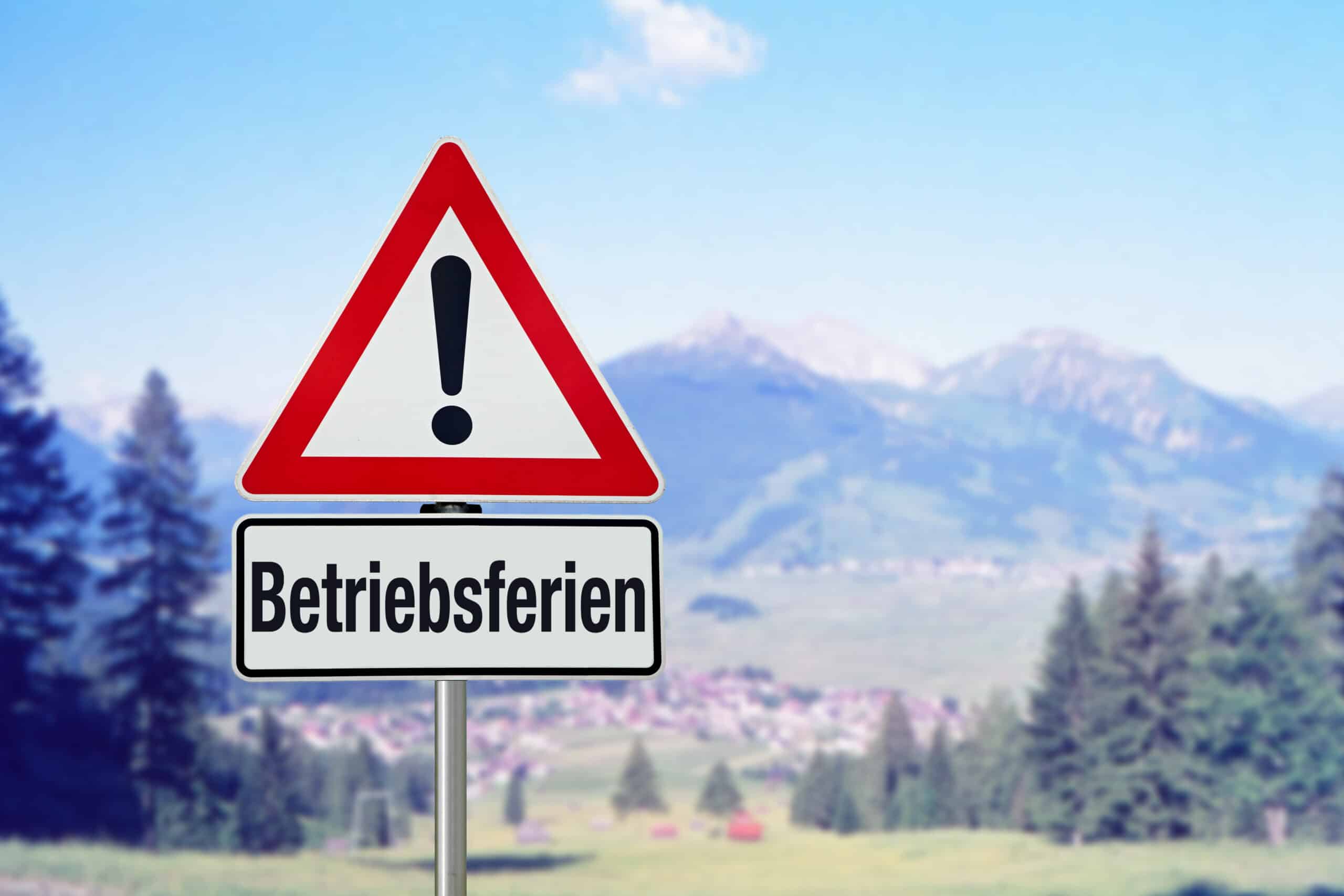 Betriebsferien_Schild_mit_Landschaft